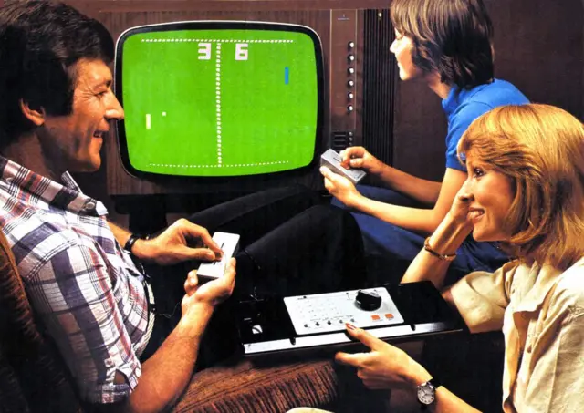 Family playing Pong, 1977