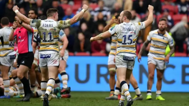 Worcester Warriors players celebrate at final whistle