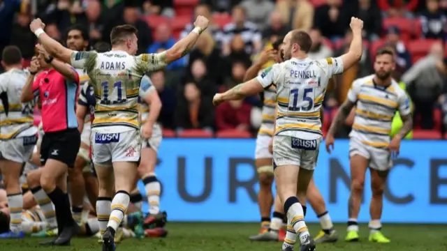 Worcester Warriors celebrate at the final whistle