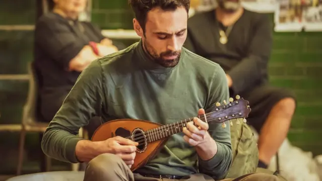 Alex Mugnaioni playing the mandolin