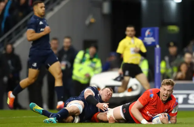 Kieran Treadwell scores a try