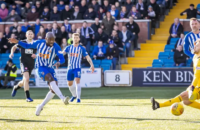 Youssouf Mulumbu scores