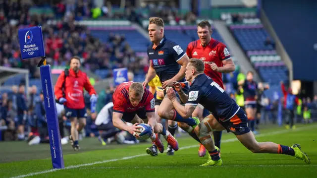 Keith Earls scores for Munster