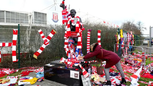 Tributes around the Gordon banks statue