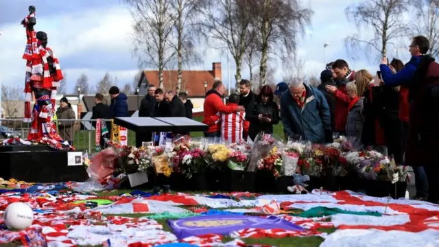 Fans at the Gordon Banks statue