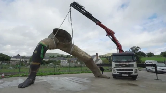 More than 200 panels were welded together by "master craftsmen and women" in Wales