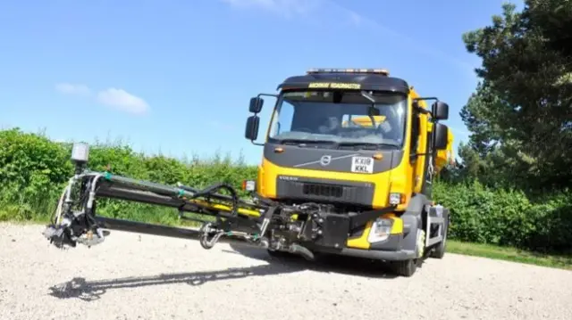 Pot hole lorry