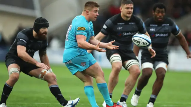 Isaac Miller of Worcester Warriors passes the ball