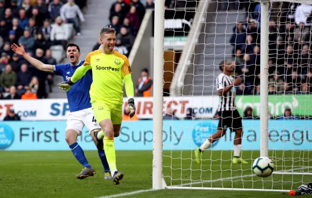 Salomon Rondon misses a chance for Newcastle