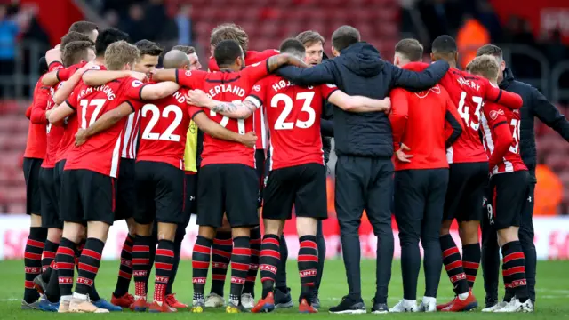 Ralph Hasenhuttl with his players in a huddle at the end of the match