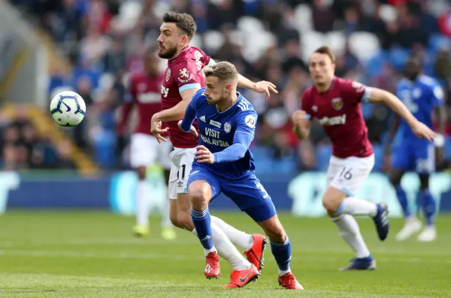 Snodgrass challenges for the ball