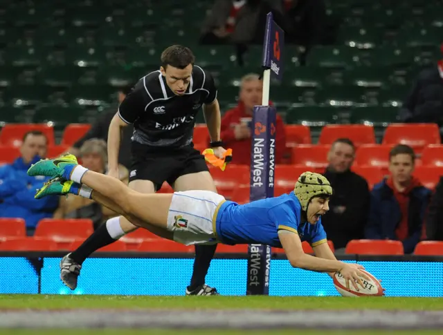 Beatrice Rigoni scores a try