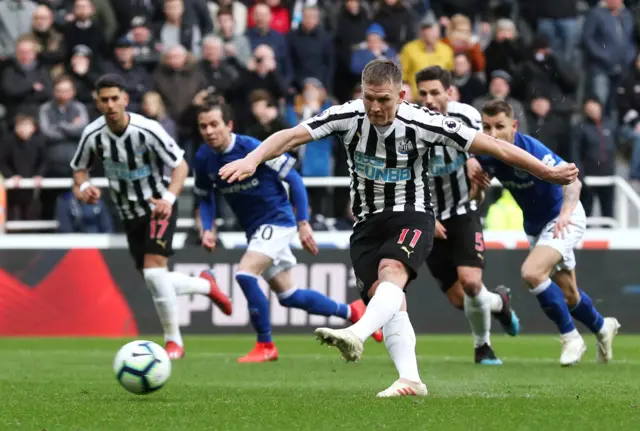 Matt Ritchie misses a penalty for Newcastle