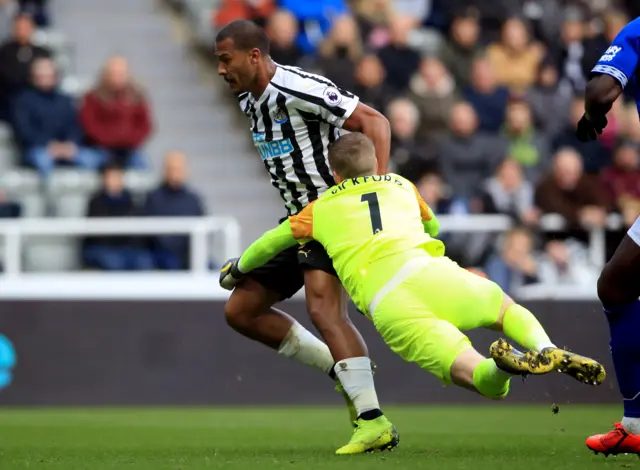 Pickford brings down Rondon