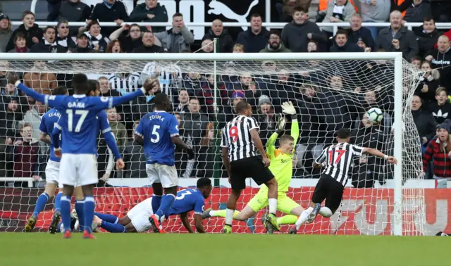 Ayoze Perez scores Newcastle's third goal