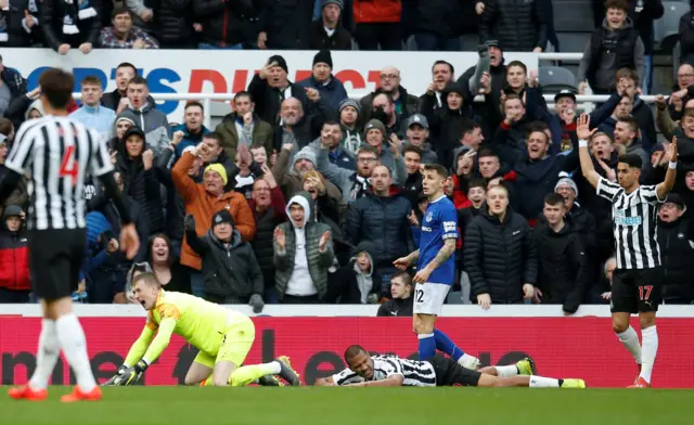 Pickford brings down Rondon in Newcastle's penalty box