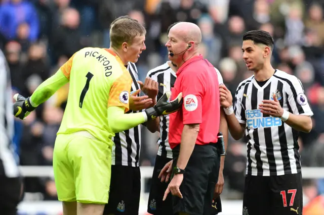 Jordan Pickford talks to referee Lee Mason