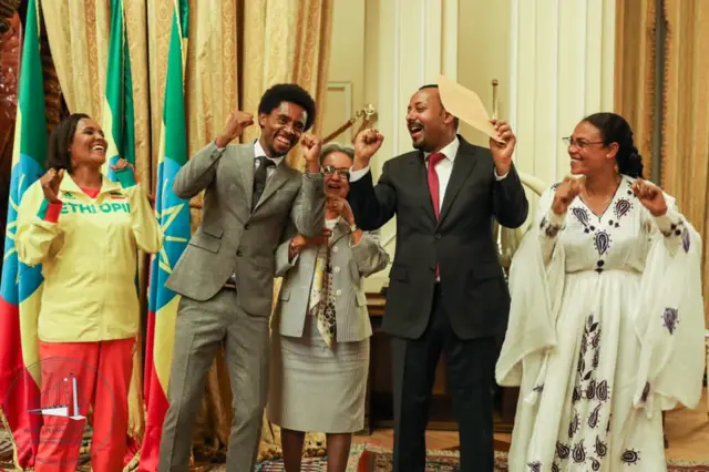 Feyisa Lelisa with, among others, the prime minister and president