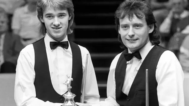 Embassy World Snooker Championship finalists Stephen Hendry (l) and Jimmy White