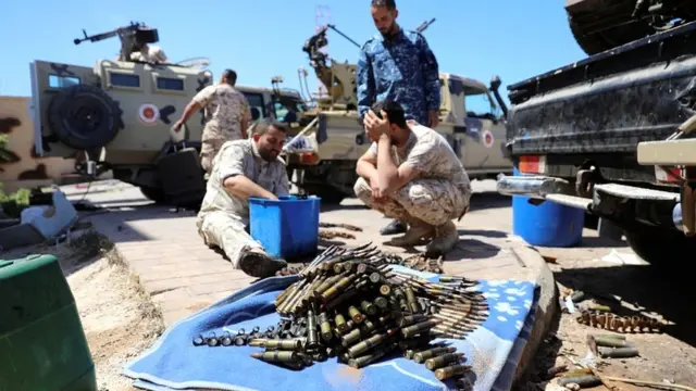 Members of the Misrata forces under the protection of Tripoli's forces prepare themselves to go to the front line in Tripoli on 9 April 2019