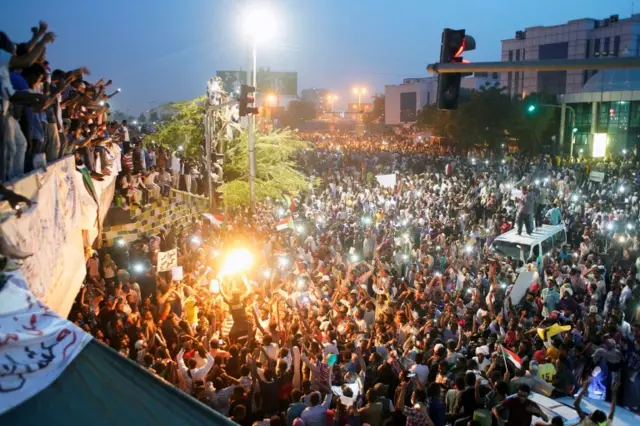 Demonstrators attend a protest rally demanding Sudanese President Omar Al-Bashir to step down outside Defence Ministry in Khartoum, Sudan April 10, 2019.