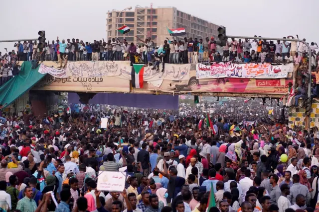 Demonstrators attend a protest rally demanding SudSudanese President Omar Al-Bashir to step down outside Defence Ministry in Khartoum, Sudan April 10, 2019