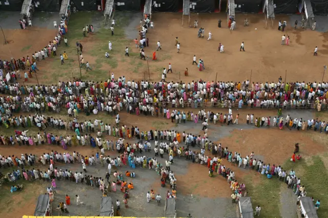 Long queue Mumbai