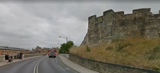 Walls at Queen St Bridge