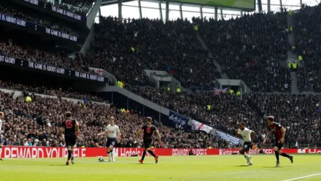 Spurs in front of crowd