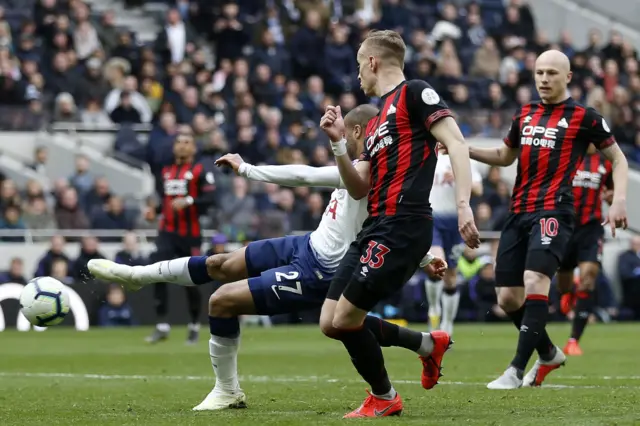 Lucas Moura scores