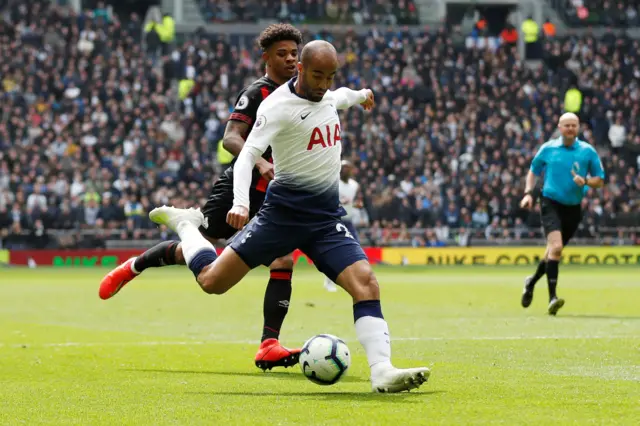 Lucas Moura scores