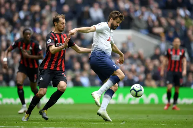 Llorente controls the ball