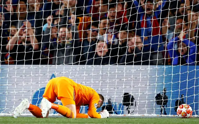 David de Gea is at fault for Barcelona's second goal