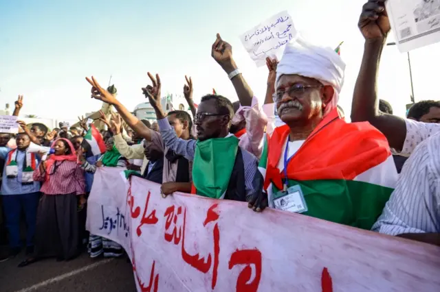 Sudanese demonstrators gather during a rally outside the army complex in the capital Khartoum on April 16, 2019