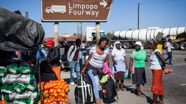 People in South Africa crossing over to the Zimbabwe border - 2018