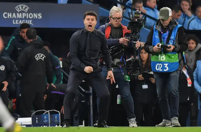 Mauricio celebrates