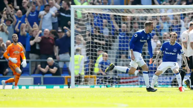 Gylfi Sigurdsson celebrates scoring Everton's second goal as Manchester United goalkeeper Dave De Gea looks on