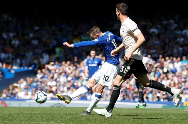 Gylfi Sigurdsson scores Everton's second goal