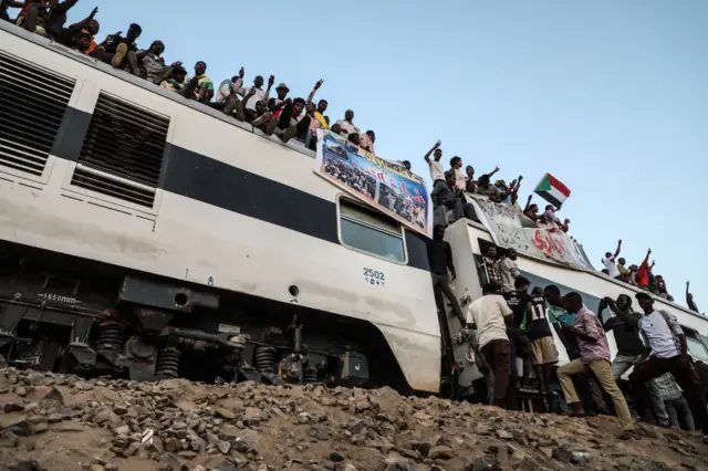 Thousands of Sudanese demonstrators from Atbara province arrive by train to participate in a demonstration on April 23, 2019 in Khartoum, Sudan.