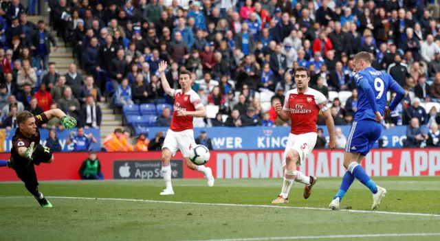 Jamie Vardy scores Leicesters third goal