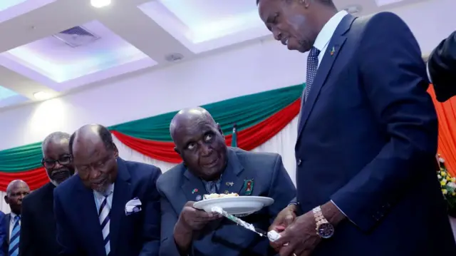 Former President Kaunda (holding a plate) with other Sam Nujoma (L),  Joaquim Chisano and Zambia current President Edgar Lungu (R)