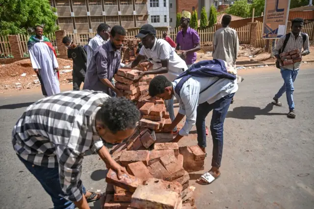 Sudanese protesters build a makeshift barricade during a sit-in outside the army headquarters in the capital, Khartoum, on 30 April 2019.