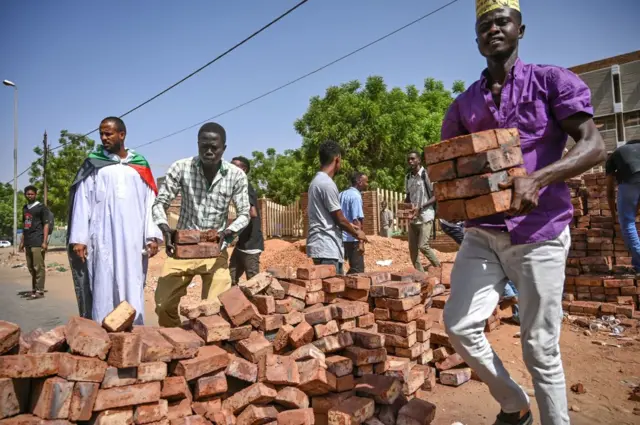 Sudanese protesters build a makeshift barricade during a sit-in outside the army headquarters in the capital, Khartoum, on 30 April 2019.