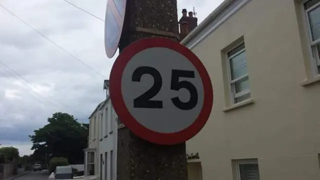 25mph road sign