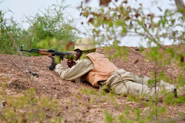 A soldier from Burkina Faso takes part in a training with Austrian army instructors at the Kamboinse - General Bila Zagre military camp near Ouagadougo in Burkina Faso on April 13, 2018