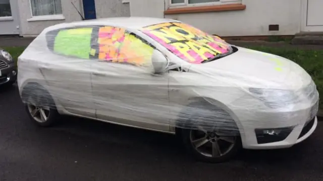 Car covered in Post-it notes