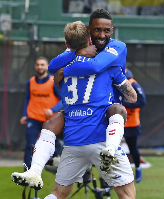 Jermain Defoe and Scott Arfield celebrate