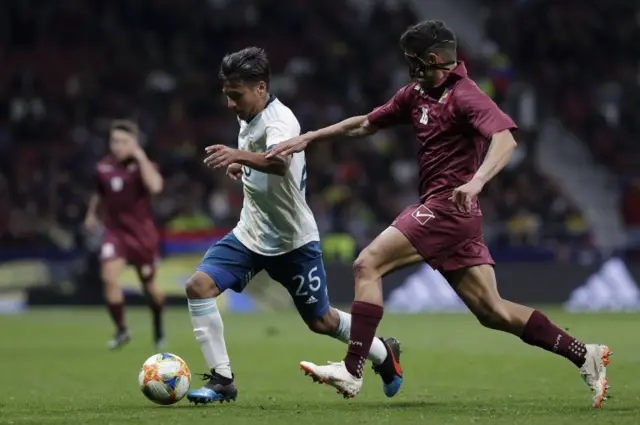 Jan Hurtado battles for possession with Domingo Felipe Blanco