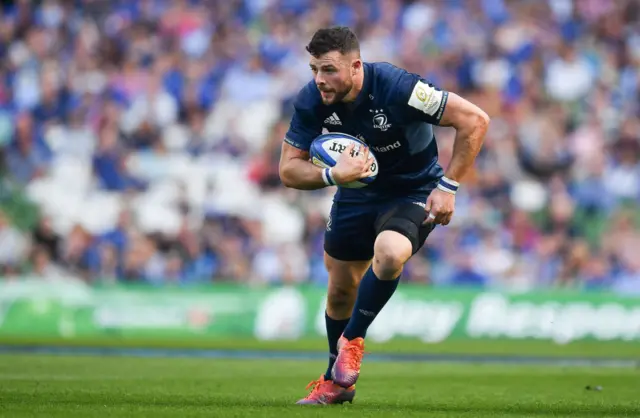 Robbie Henshaw runs with the ball