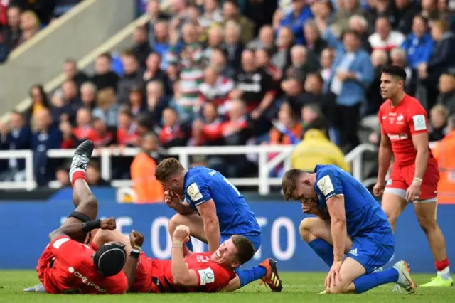 Maro Itoje and Owen Farrell celebrate on the floor